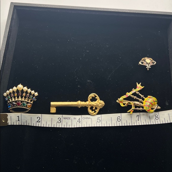 Vintage Brooch Set with Key and Crown Designs - Picture 11 of 12